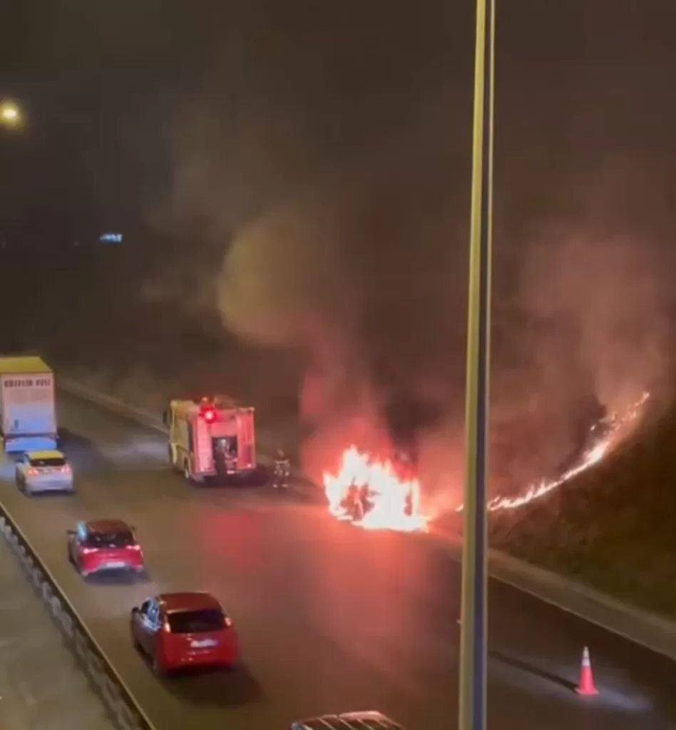 TEM Otoyolu'nda Hafif Ticari Araç Alev Topuna Döndü